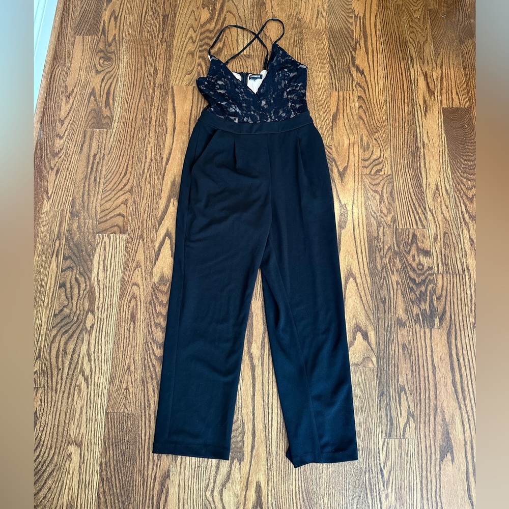 Women’s NEVER WORN Express black pant suit with knit top. Size: S.